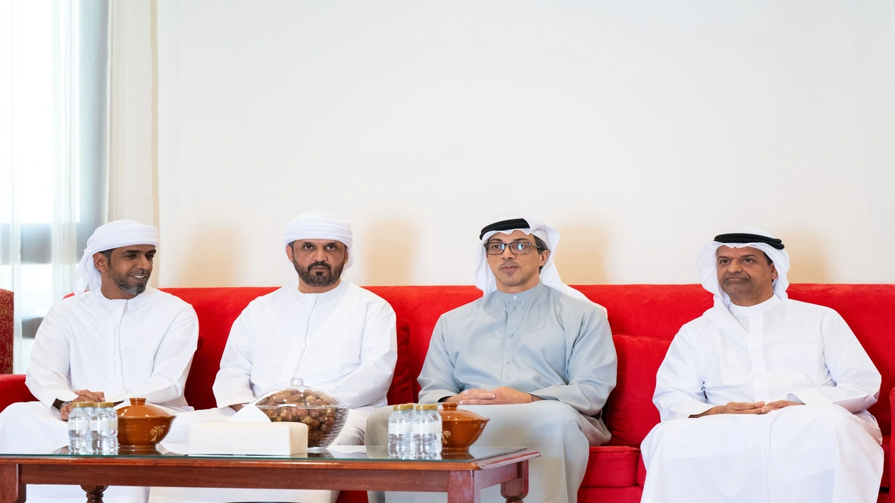 منصور بن زايد يعزي أسرة الراحل نشبة سالم العامري في وفاة الفقيد